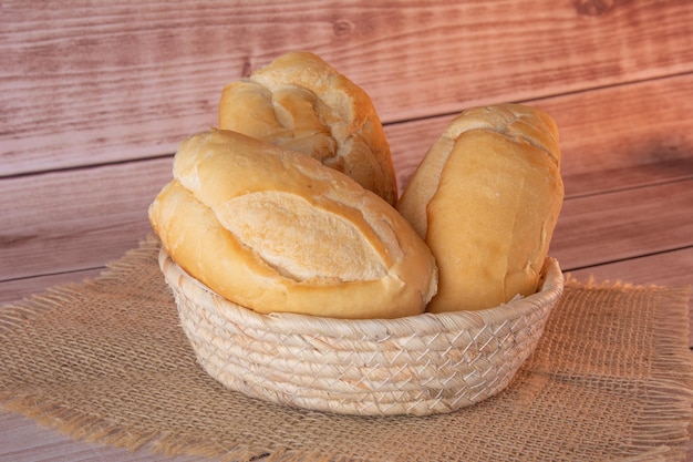 Versgebakken Frans stokbrood broden in een mand close-up shot op houten tafel