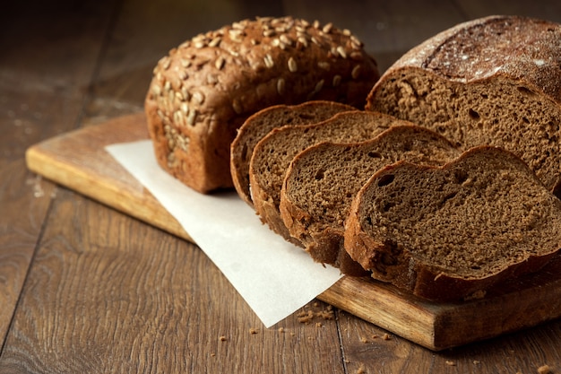 versgebakken gesneden roggebrood op een houten snijplank