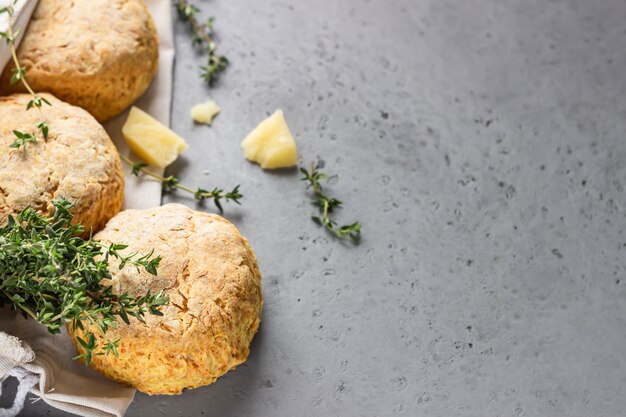 Foto versgebakken heerlijke zelfgemaakte engelse scones met kaas en tijm