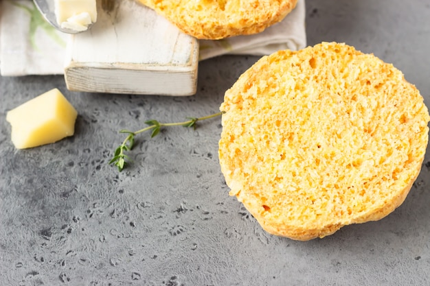 Versgebakken heerlijke zelfgemaakte Engelse scones met kaas en tijm