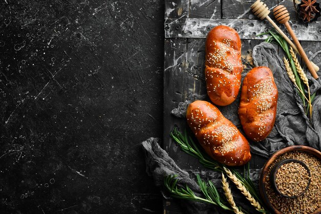 Versgebakken huisgemaakte broodjes met sesam Bakken van rogge en bloem Bovenaanzicht Rustiek