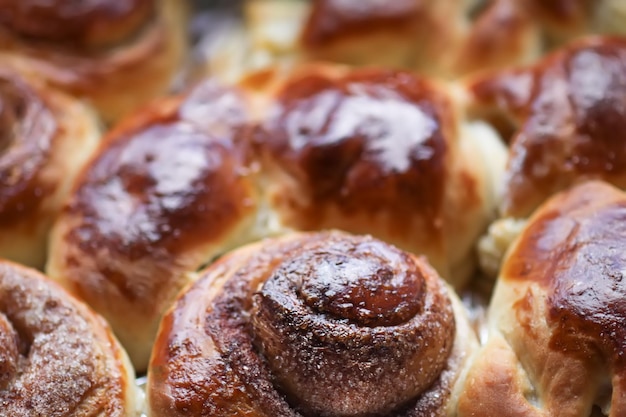 Versgebakken kaneelbroodjes Zoet zelfgemaakt gebak