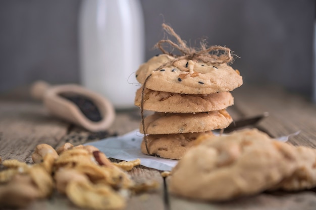 versgebakken koekjes op rustieke houten tafel