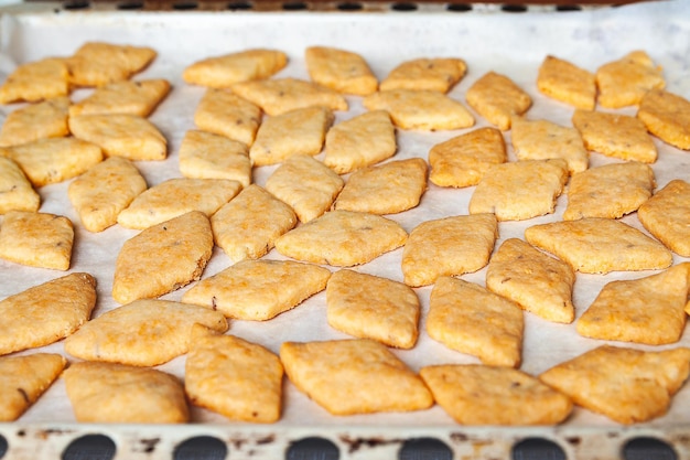 Versgebakken koekjes Veel warme koekjes op een bakplaat Selectieve soft focus Zelfgemaakt eten