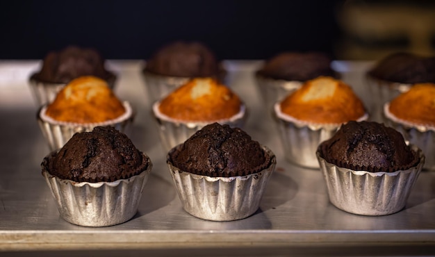 Versgebakken muffins in metalen mallen close-ups in een bakkerij