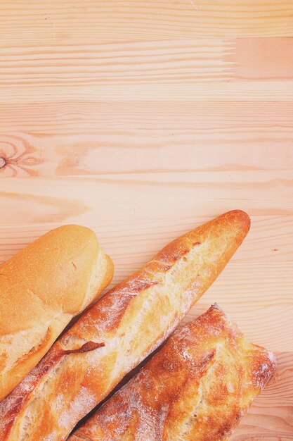 Foto versgebakken stokbrood en brood op houten achtergrond