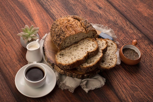 Versgebakken tarwebrood brood ontbijttafel