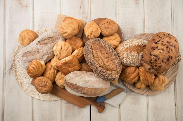 Versgebakken tarwebrood brood ontbijttafel