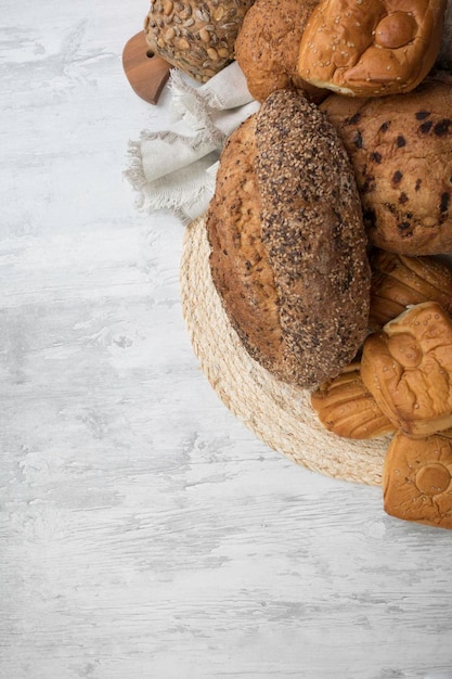 Versgebakken tarwebrood brood ontbijttafel