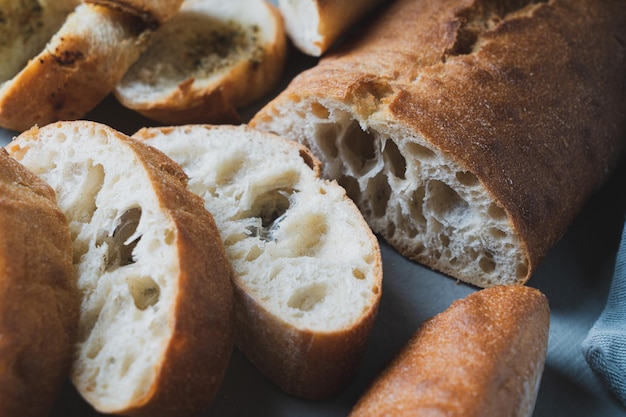 Versgebakken zelfgebakken brood met krokante korst op grijze ondergrond