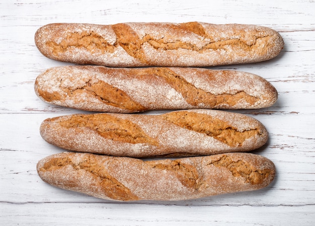 Versgebakken zelfgemaakte ontbijtgranen stokbrood