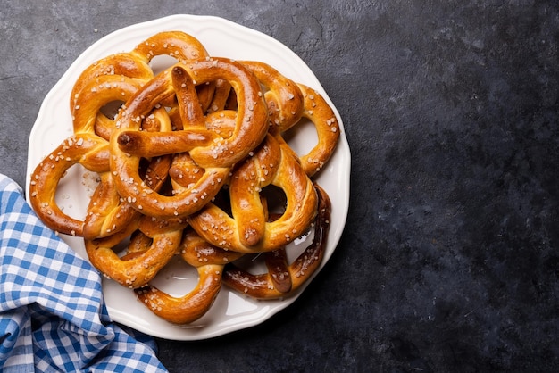 Versgebakken zelfgemaakte pretzels