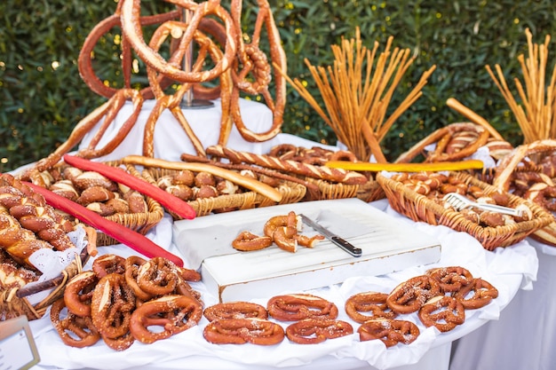 Versgebakken zelfgemaakte zachte pretzels met zout op houten tafel Perfect voor Octoberfest