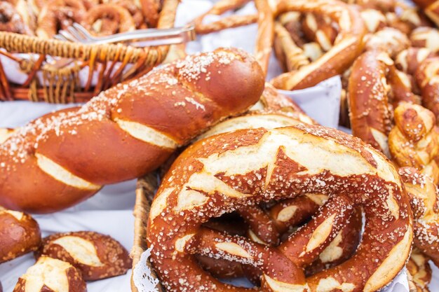 Versgebakken zelfgemaakte zachte pretzels met zout op houten tafel Perfect voor Octoberfest