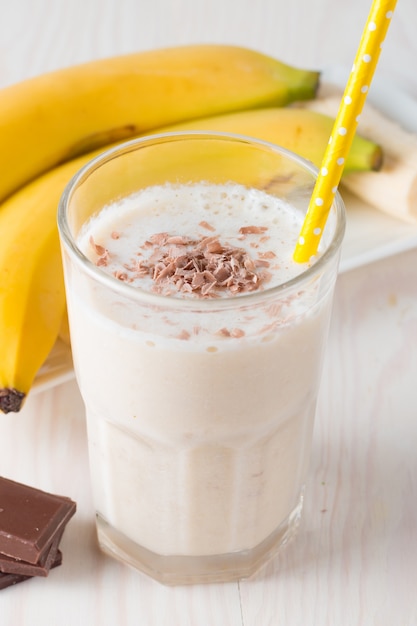 Versgemaakte bananensmoothie of milkshake