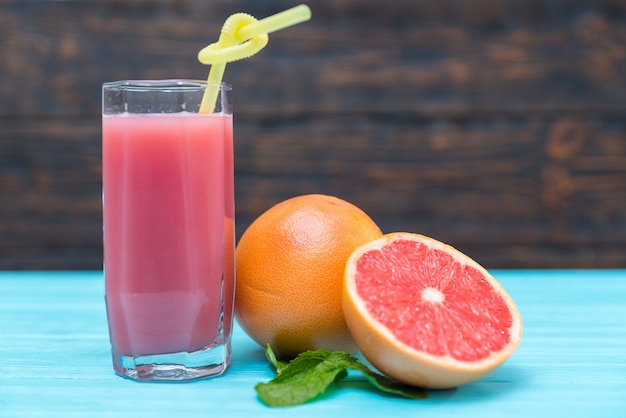 Versgeperst grapefruitsap of smoothie