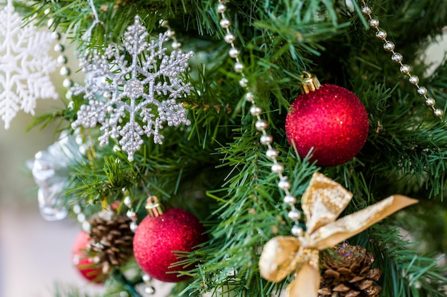 Versier de kerstboom op de kerstmarkt.