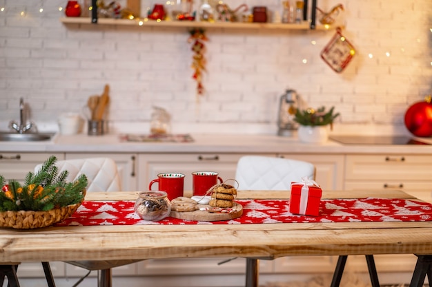 Foto versier het keukeninterieur met kerstdecor