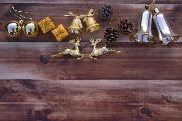 Versier kerstaccessoires op een houten ondergrond