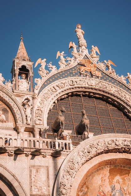 Versierd renaissancegebouw met levendige kleuren en ingewikkelde details tegen een blauwe hemel