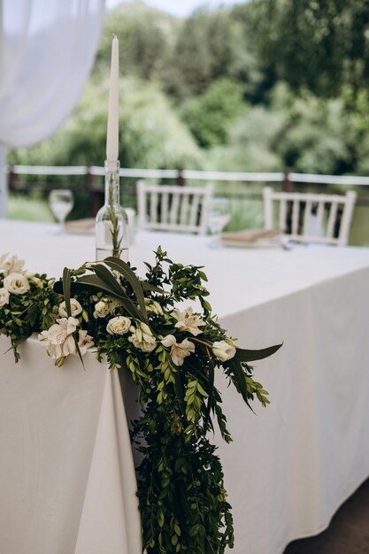 Foto versierde bruidstafels met bloemen en bladeren