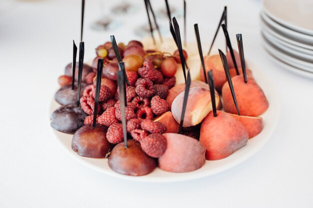 Versierde buffettafel zijn taarten en snacks