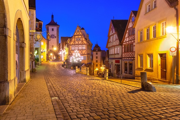 Versierde en verlichte kerststraat met poort en toren Plonlein in de middeleeuwse oude binnenstad van Rothenburg ob der Tauber, Beieren, Zuid-Duitsland