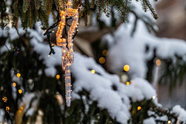 Versierde kerstboom den op onscherpe achtergrond bokeh lichte banner