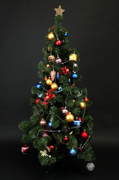 Versierde kerstboom geïsoleerd op zwart