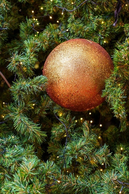 Versierde kerstboom met dennenboom op bakeh-achtergrond prettige kerstdagen en nieuwjaarsvakantieachtergrond met kopieerruimte voor uw tekst