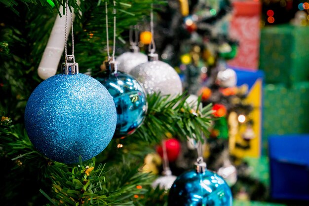 Versierde kerstboom met kleurrijke snuisterij op sprankelende bokeh licht wazig achtergrond