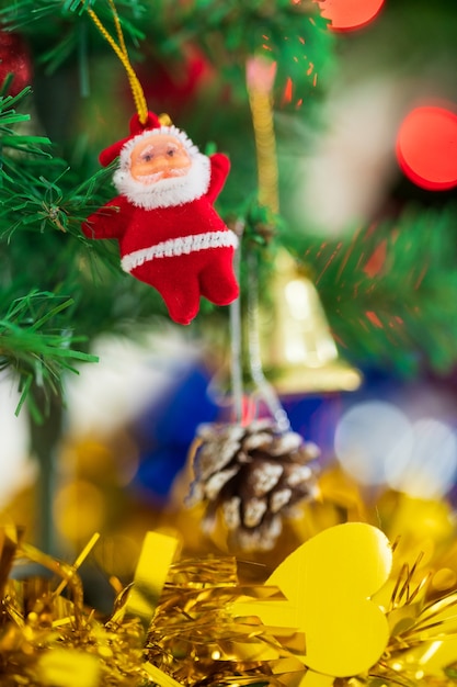 Versierde kerstboom met wazig bokeh lichte achtergrond. Kerstmis en Nieuwjaar concept