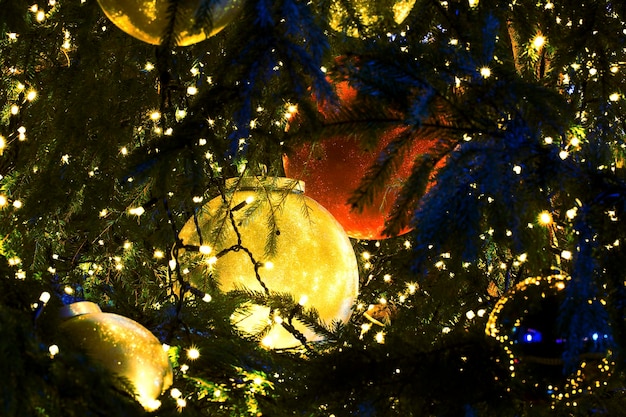 Foto versierde kerstboom