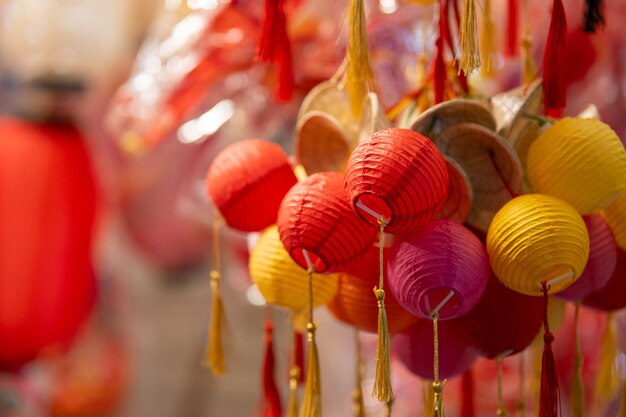 Versierde kleurrijke lantaarns hangen aan een standaard in de straten van Ho Chi Minh City, Vietnam tijdens het Mid Autumn Festival. Chinese taal op foto's betekent geld en geluk. Selectieve aandacht