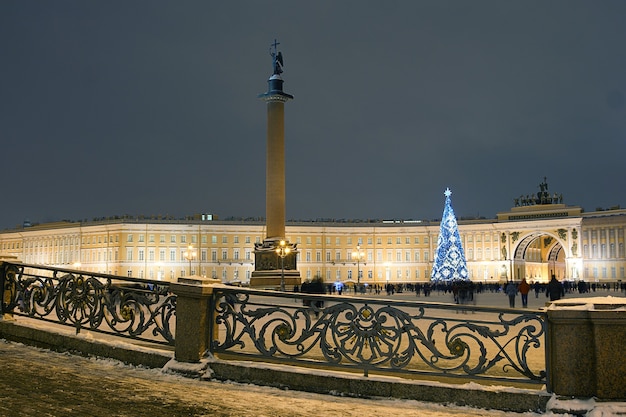 Versierde nieuwjaarsboom in St. Petersburg op het Paleisplein, naast de Hermitage