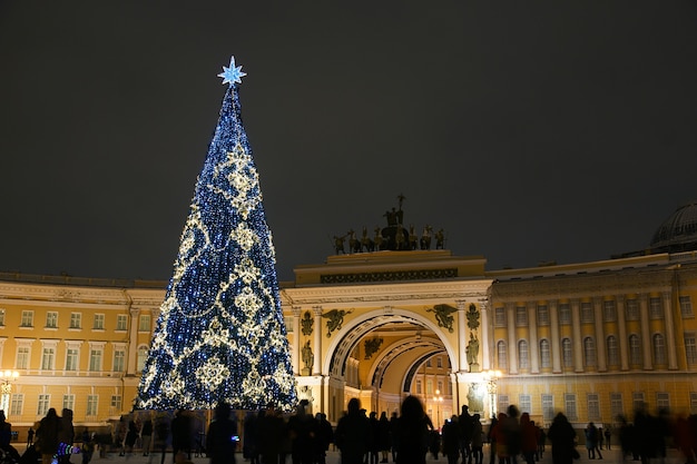 Versierde nieuwjaarsboom in St. Petersburg op het Paleisplein, naast de Hermitage