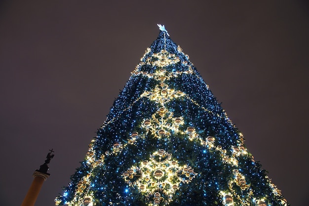 Versierde nieuwjaarsboom in st. petersburg op het paleisplein, naast de hermitage