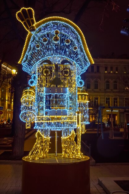 Versierde notenkraker op een straat in Moskou, notenkraker in Moskou park