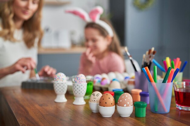 Foto versierde paaseieren op tafel thuis