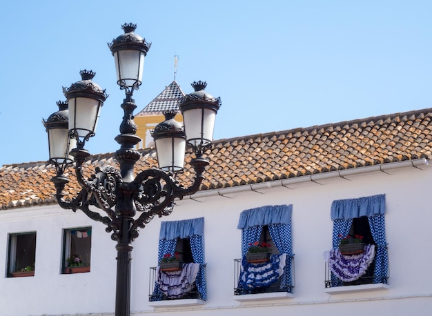 Versierde ramen kijken uit op Plaza de los Naranjos in Marbella