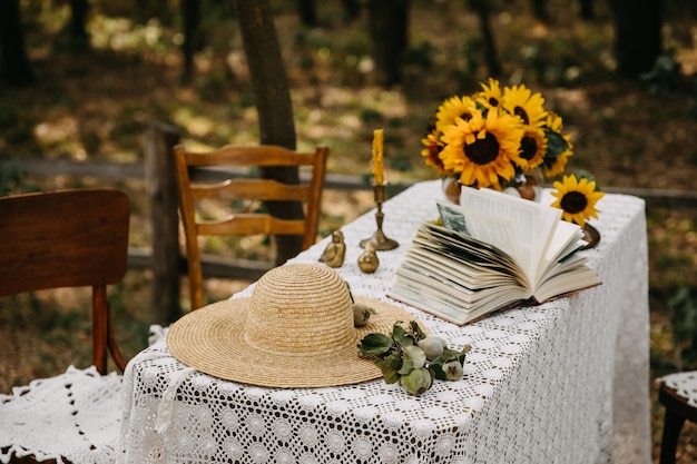 Versierde tafel met gehaakt tafelkleed, zonnebloemen en een strooien hoed