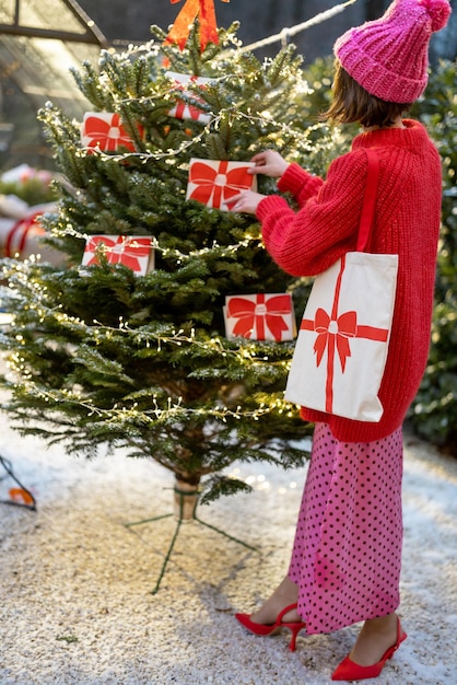 Versiert de kerstboom met grote rode strikken