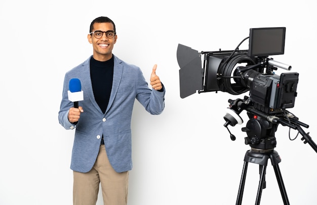 Verslaggever Afro-Amerikaanse man met een microfoon en nieuws over geïsoleerde witte achtergrond rapporteren met een duim omhoog gebaar