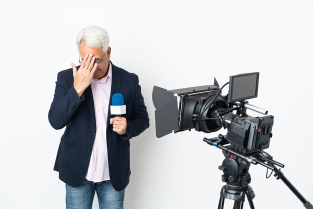 Verslaggever Braziliaanse man van middelbare leeftijd die een microfoon vasthoudt en nieuws meldt geïsoleerd op een witte achtergrond met vermoeide en zieke uitdrukking