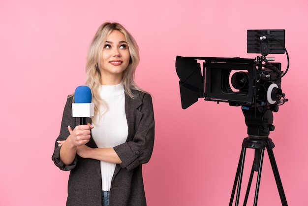 Verslaggeversvrouw met camera het denken