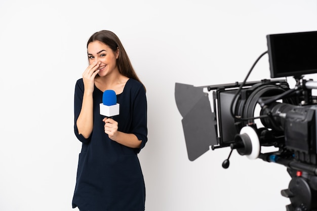 Verslaggevervrouw die een microfoon houdt en nieuws rapporteert