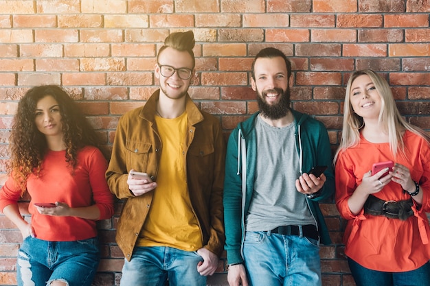 Foto verslaving aan sociale media. rij mensen met smartphones. millennials levensstijl. technologie vrije tijd.