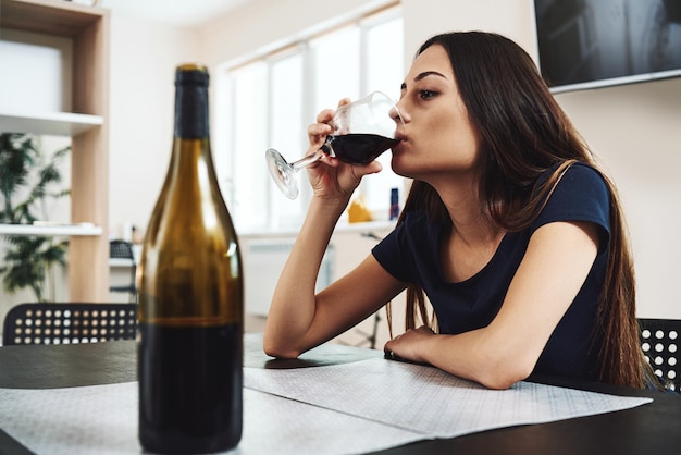 Verslaving is een symptoom van het niet opgroeien van een jonge vrouw die alleen rode wijn drinkt