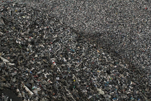 Foto versnipperde plastic stukken bereiden voor recycling ruwe kabels materiaal voor reproductie sorteren van afval