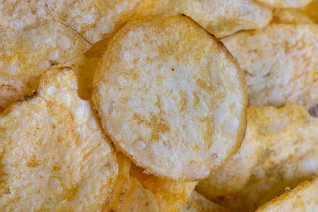 Verspreide aardappelchips met natuurlijke kruiden